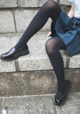 一脸嫌弃表情的妹子给你看胖次_HDBD在线观看